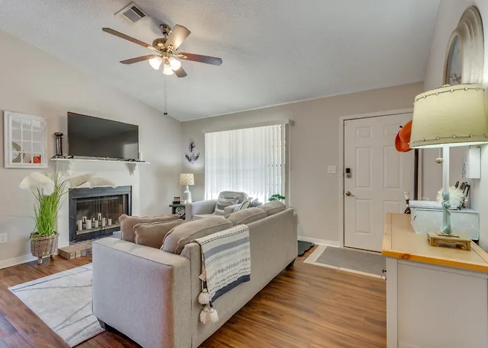 W/ Patio By Hospitals & Dining Holiday home