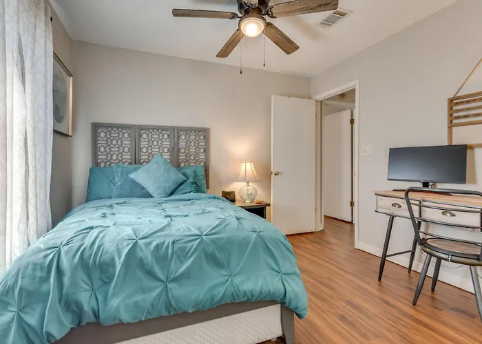 Holiday home W/ Patio By Hospitals & Dining Pensacola