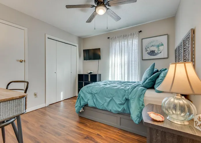 Holiday home W/ Patio By Hospitals & Dining *
